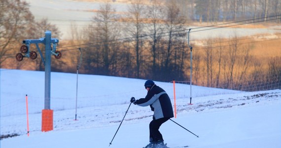 Dzieci z pięciu województw - lubelskiego, łódzkiego, podkarpackiego, pomorskiego i śląskiego - są właśnie na półmetku ferii, a te z podlaskiego i warmińsko-mazurskiego właśnie zaczynają zimowy wypoczynek. I nareszcie będą mogły cieszyć się śniegiem! W RMF FM i na RMF 24 przedstawiamy najświeższy raport narciarski.