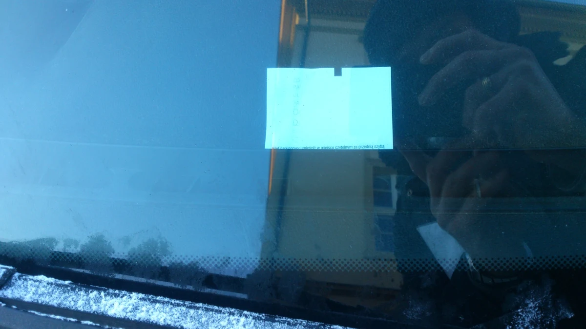 Olsztyńskie parkomaty przestają działać z powodu mrozu. Co mają robić kierowcy, kiedy trafią na takie zmrożone urządzenie?