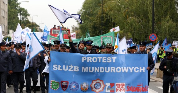 Sejm uchwalił ustawę obniżającą zasiłki chorobowe funkcjonariuszy i żołnierzy ze 100 proc. do 80 proc. wynagrodzenia. Posłowie nie zgodzili się na odrzucenie projektu, o co wnosił PiS. 