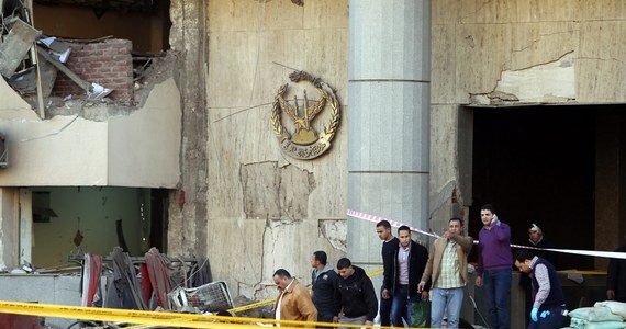 Co najmniej pięć osób, w tym czterech policjantów, zginęło w trzech zamachach w stolicy Egiptu w przeddzień trzeciej rocznicy wybuchu rewolucji, w wyniku której obalony został prezydent Hosni Mubarak. Blisko 100 osób zostało rannych. Były to kolejne już ataki na siły bezpieczeństwa w ciągu ostatnich 24 godzin.