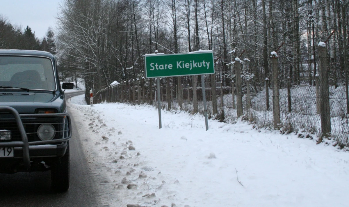 Jedna osoba, będąca funkcjonariuszem publicznym, usłyszała zarzuty w śledztwie ws. tajnych więzień CIA w Polsce. Informację potwierdziła Prokuratura Apelacyjna w Krakowie. "Z uwagi na dobro śledztwa nie podajemy, kim jest ta osoba, ani jakiej treści zarzuty jej postawiono" - powiedział rzecznik prokuratury Piotr Kosmaty. Wcześniej śledczy nie chcieli odnosić się do doniesień "Washington Post", który napisał o śledztwie prowadzonym przez polską prokuraturę i o wydanych przez nią nakazach aresztowania agentów CIA, którzy byli w Starych Kiejkutach.