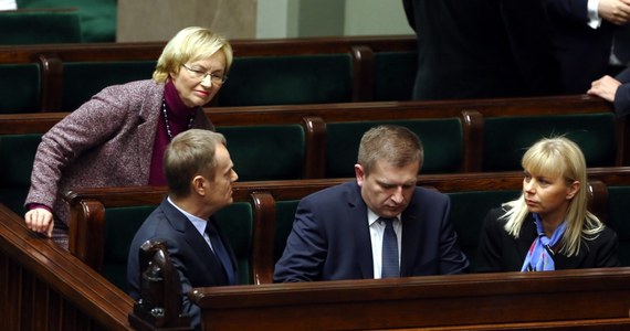 Ostra wymiana zdań pomiędzy premierem a prezesem PiS. Doszło do niej podczas sejmowej debaty ws. odwołania ministra zdrowia. Donald Tusk zarzucił politykom PiS kłamstwo ws. sprzedaży mysłowickiego szpitala. W odpowiedzi Jarosław Kaczyński nazwał z mównicy sejmowej PO partią "złodziei i oszustów". Marszałek Sejmu Ewa Kopacz zapowiedziała wniosek do komisji etyki.