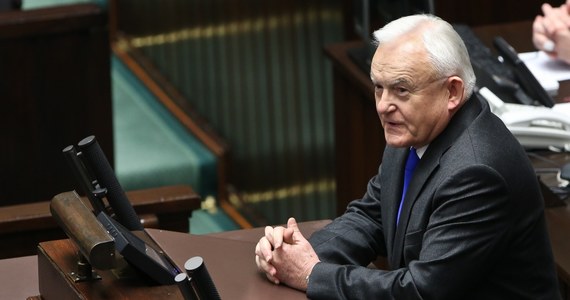 "Premier powinien wiedzieć o zasadniczych, strategicznych działaniach i kierunkach współpracy, ale nic więcej. Rzeczywistość jest taka, że prezydent, premier nie zajmują się śledzeniem operacji, które wywiady dokonują" - mówi w rozmowie z reporterem RMF FM Leszek Miller. Odniósł się w ten sposób do doniesień dziennika "Washington Post" o 15 mln dolarów przekazanych Polsce przez USA za utrzymanie tajnych więzień CIA. "Nawet, gdybym mógł mówić o tej sprawie, nie mogę i nie chcę, bo polscy oficerowie wywiadu prowadzą na całym świecie różne operacje i powinni mieć pewność, że o nich się nie mówi" - dodaje były premier.