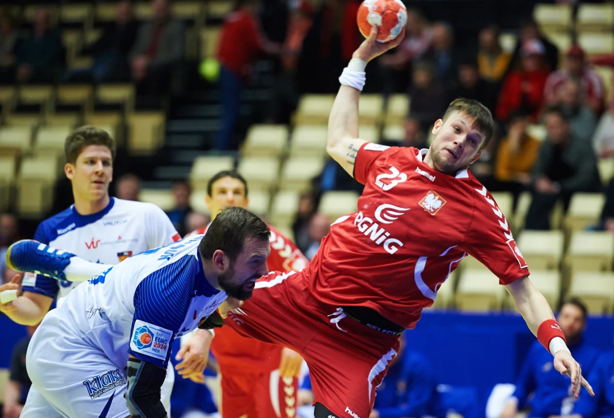 Polscy piłkarze ręczni przegrali z Islandią 27-28 mecz o piąte miejsce podczas mistrzostw Europy w Danii. Po stracie i faulu Piotra Chrapkowskiego Sławomir Szmal musiał bronić rzut karny. Udało mu się zatrzymać Gudjona Sigurdssona. 