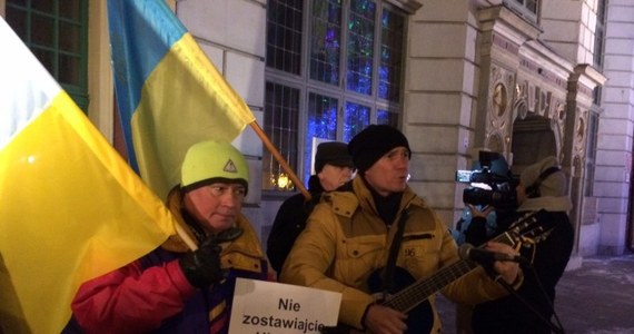 "Jesteśmy z Wami, Majdanie, jesteśmy z Wami" - śpiewali mieszkańcy Trójmiasta, którzy w Gdańsku manifestowali swoją solidarność z Ukrainą. Zebrało się około 150 osób, w tym także Ukraińcy i Białorusini.