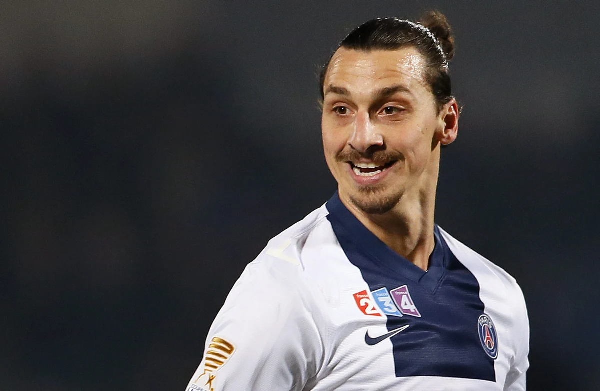 Gwiazdor szwedzkiej reprezentacji piłkarskiej Zlatan Ibrahimovic znany z tego, że nigdy nie zaśpiewał hymnu narodowego przed meczem Trzech Koron, zrobił to po raz pierwszy w reklamie samochodu. "Ja jestem urodzony tutaj, czuję się Szwedem i z dumą reprezentuję swój kraj" - podkreślił. 