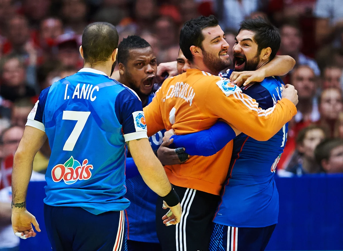 Francja pokonała w Herning Hiszpanię 30:27 (12:14) w pierwszym półfinałowym meczu mistrzostw Europy piłkarzy ręcznych. W niedzielnym finale "Trójkolorowi" zmierzą się z gospodarzem turnieju Danią lub Chorwacją.