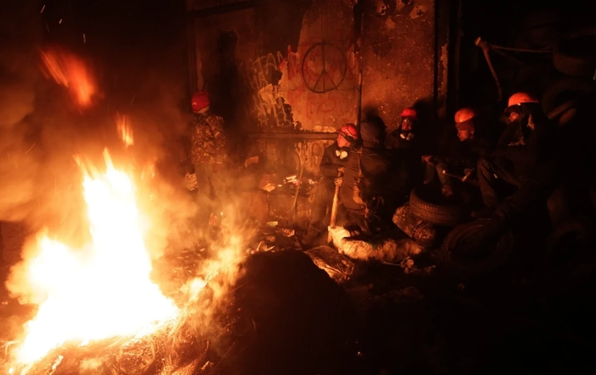 Protestujący na ul. Hruszewskiego w Kijowie naruszyli rozejm i sprowokowali milicję do zastosowania siły - podało Ministerstwo Spraw Wewnętrznych Ukrainy. Media relacjonują, że milicja oddała w kierunku demonstrantów strzały z broni gładkolufowej. Jedna osoba została ranna.