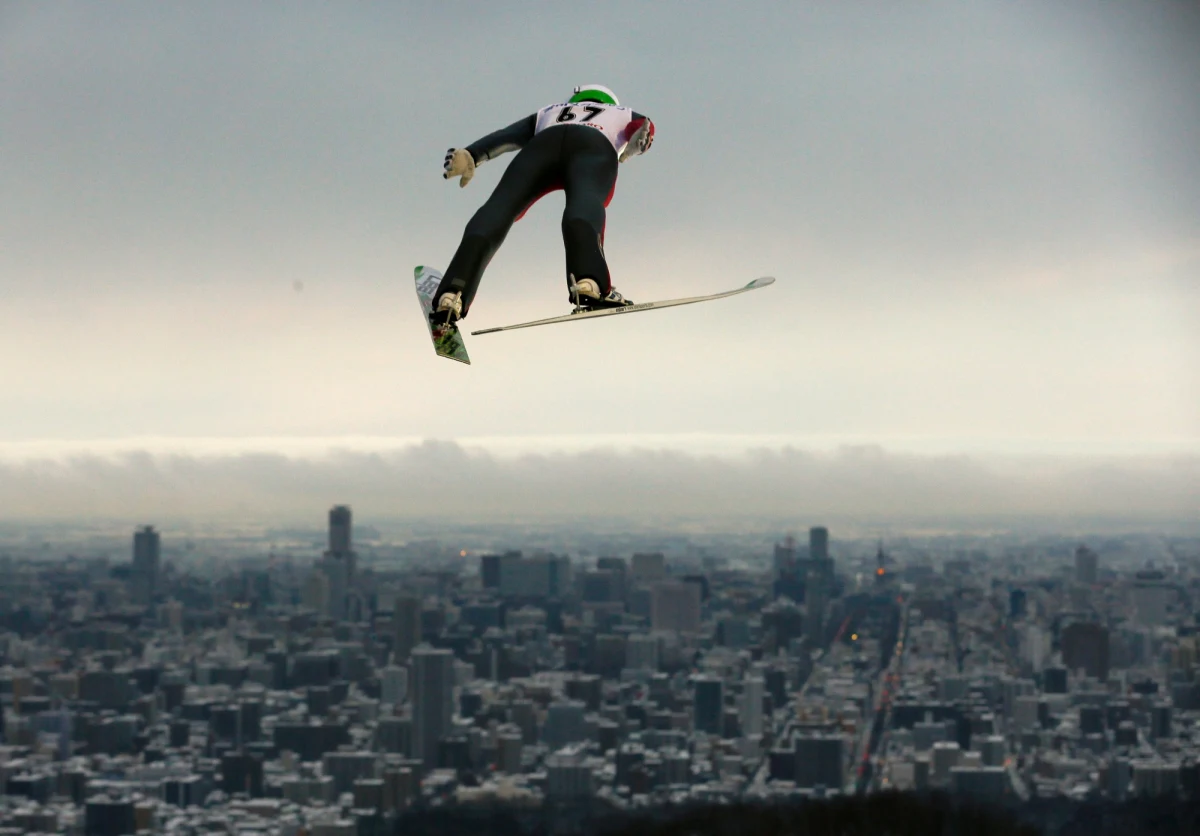 Słoweniec Peter Prevc wygrał konkursu i został liderem klasyfikacji generalnej Pucharu Świata w skokach narciarskich. W Sapporo wyprzedził rodaka Jerneja Damjana i Japończyka Noriakiego Kasai. 