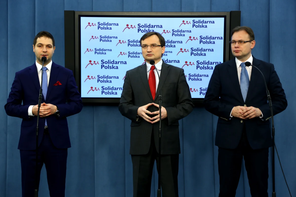 Solidarna Polska złoży wniosek do prokuratury w sprawie 15 mln dolarów za umożliwienie CIA utrzymywania tajnego więzienia w Polsce - zapowiedział szef ugrupowania Zbigniew Ziobro. Dodał, że jeśli doniesienia o więzieniach potwierdzą się, to Leszek Miller powinien stanąć przed sądem. 