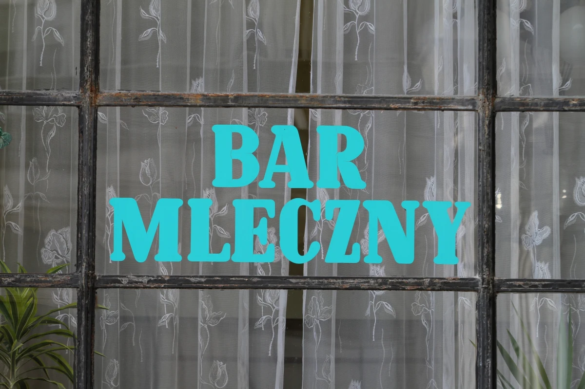 Symboliczny "Narodowy Bar Mleczny" działał dziś u stóp pomnika Adama Mickiewicza w Krakowie. Przechodniów częstowano gorącym mlekiem. Organizatorzy happeningu apelowali do ministerstwa finansów o dalsze wspieranie takich barów w Polsce.