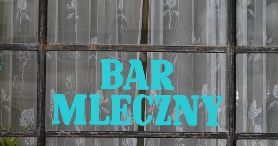 Symboliczny "Narodowy Bar Mleczny" działał dziś u stóp pomnika Adama Mickiewicza w Krakowie. Przechodniów częstowano gorącym mlekiem. Organizatorzy happeningu apelowali do ministerstwa finansów o dalsze wspieranie takich barów w Polsce.
