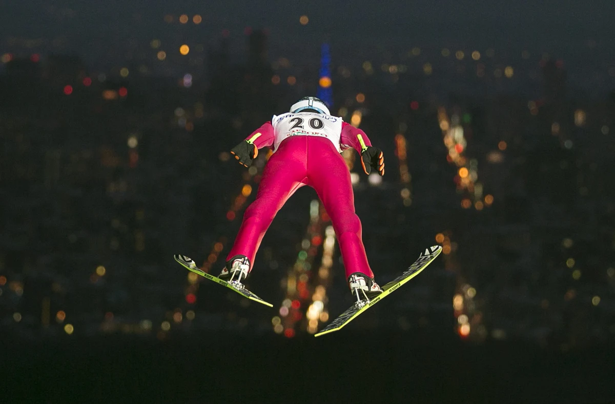 Słoweniec Jernej Damjan wygrał konkursu Pucharu Świata w skokach narciarskich w Sapporo. Kolejne lokaty zajęli jego rodacy - Peter Prevc i Robert Kranjec. Najlepszy z Polaków Stefan Hula był 28. 