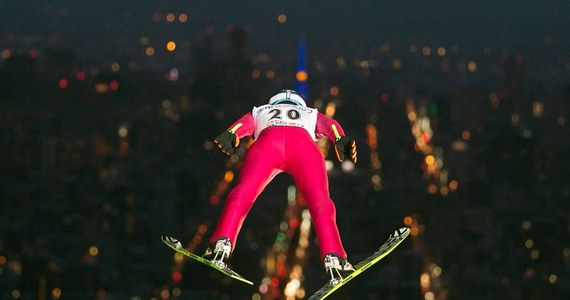 Słoweniec Jernej Damjan wygrał konkursu Pucharu Świata w skokach narciarskich w Sapporo. Kolejne lokaty zajęli jego rodacy - Peter Prevc i Robert Kranjec. Najlepszy z Polaków Stefan Hula był 28. 