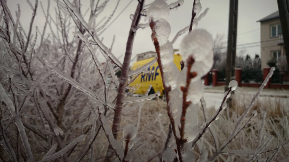 2,1 tys. odbiorców w województwie świętokrzyskim nie miało rano prądu. To efekt obfitych opadów śniegu.