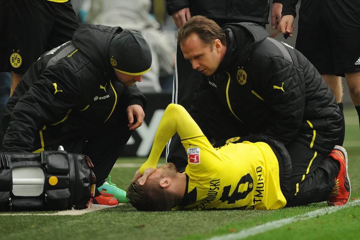 Pomocnik reprezentacji Polski i Borussii Dortmund, Jakub Błaszczykowski, doznał kontuzji kolana w piątkowym meczu pierwszej kolejki rundy rewanżowej Bundesligi z Augsburgiem (2:2). Badania wykazały zerwanie więzadeł krzyżowych – informuje na swojej stronie Polski Związek Piłki Nożnej.