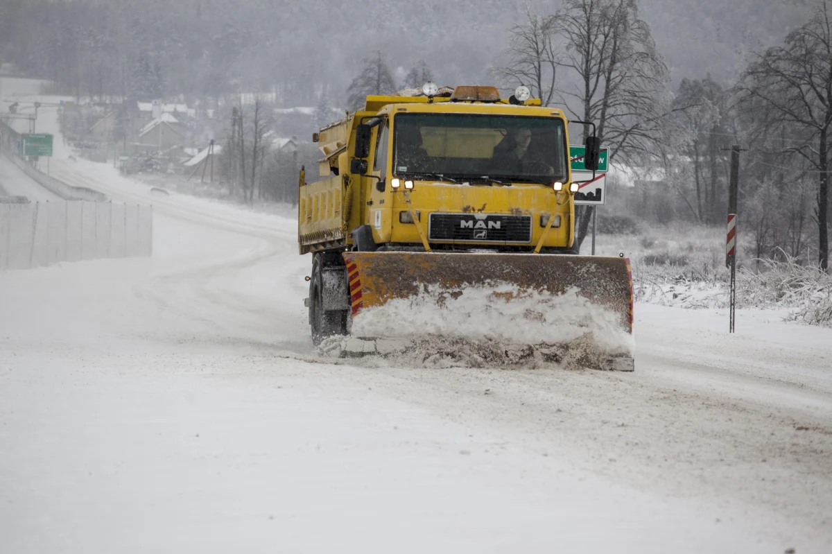 Mocny akcent zimy w Polsce. Najpierw ścisnął ostry mróz, a teraz jeszcze sypnęło śniegiem, miejscami bardzo intensywnie. Prognozy na najbliższe godziny nie są zbyt korzystne. Białego puchu ma przybywać. Synoptycy ostrzegają też przed możliwymi zawiejami i zamieciami śnieżnymi. W kolejnych dniach mróz ma nieco odpuścić, ale przyszły tydzień przyniesie kolejną porcję śniegu.