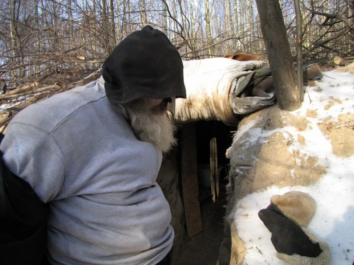 Nieco ponad dwa metry kwadratowe, podwyższone łóżko z desek i kilka zasłon zamiast drzwi – to dom pana Jana. Mężczyzna mieszka w ziemiance, którą sam zrobił w lesie pod Zgierzem koło Łodzi i nawet teraz nie zamierza się stamtąd wyprowadzać.