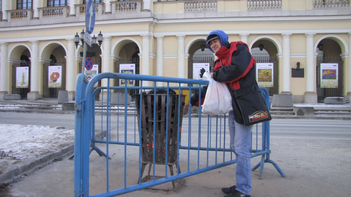 20 palenisk, przy których  w mroźne dni można się ogrząć w stolicy,  to za mało - usłyszała nasza reporterka Monika Gosławska. 
Koksowniki na ulice Warszawy wróciły po dwóch latach przerwy. Pojawiły przy przystankach i na niektórych stacjach PKP. Podobnie jest między innymi w Gdańsku i Toruniu.