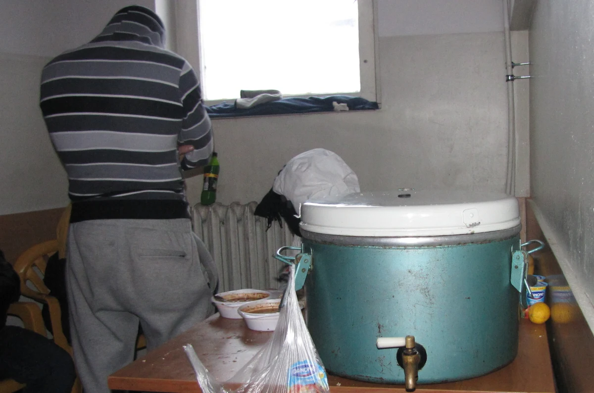 W tragicznych warunkach przebywają bezdomni w ogrzewalni przy ulicy Kijowskiej w Warszawie. To warunki uwłaczające ludzkiej godności. Małe pomieszczenia są przepełnione ludźmi i wypełnione dymem papierosowym.  