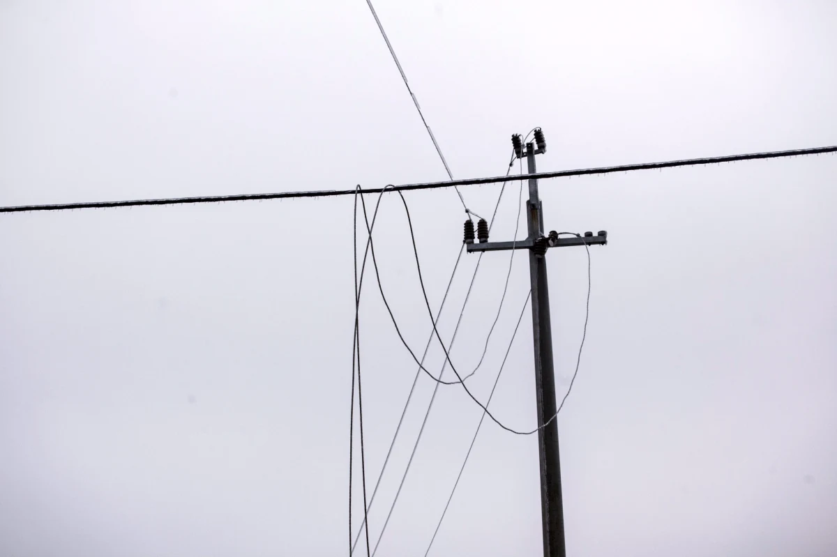 W Świętokrzyskiem wciąż nie udało się uporać z problemami z energią elektryczną. Dziś rano prądu nie miało 690 odbiorców. Awarie linii energetycznych z powodu pogody występują tam od tygodnia.