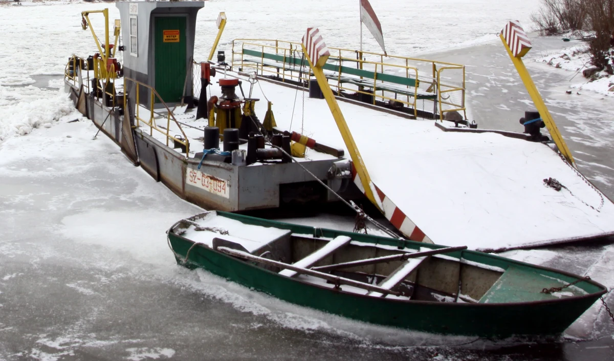 Kra poważnie utrudnia kursowanie promów na przeprawie promowej w centrum Świnoujścia. Wiatr wiejący z południa naniósł masy lodu z Zalewu Szczecińskiego. Sytuację pogorszył jeszcze mały ruch statków na torze wodnym, które automatycznie udrożniałyby przejście.