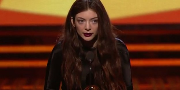 Lorde, która odebrała nagrodę Grammy w prestiżowej kategorii „Najlepszy występ solowy”, była jedną z triumfatorek tegorocznej gali. Zobacz, co jeszcze działo się w Staples Center w Los Angeles 26 stycznia 2014 roku.