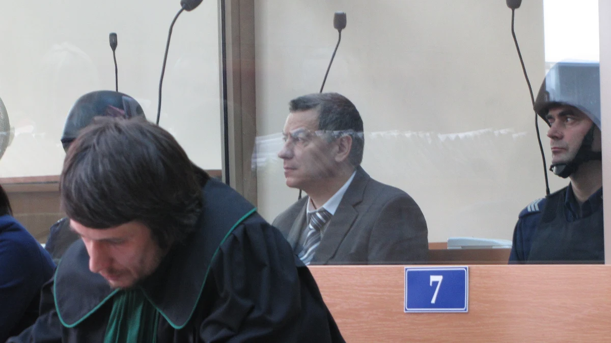 Chce składać wyjaśnienia. Zgodził się również na podanie pełnego nazwiska i publikacje zdjęć. W sądzie w Krakowie rozpoczął się proces Brunona Kwietnia. Odczytany został już akt oskarżenia w sprawie mężczyzny, który odpowiada za przygotowywanie ataku terrorystycznego. Były pracownik Uniwersytetu Rolniczego został doprowadzony do sądu we wzmocnionym konwoju. Siedzi na sali za pancerną szybą. 