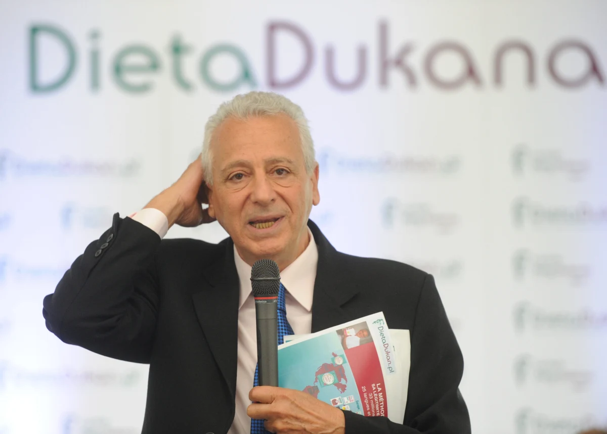 Jeden z najsłynniejszych dietetyków na świecie Pierre Dukan został skreślony z listy francuskich lekarzy - informuje Agencja Prasy Medycznej. Komisja dyscyplinarna francuskiej Naczelnej Izby Lekarskiej stwierdziła, że twórca diety proteinowej popularnej również w Polsce złamał etykę zawodową. 