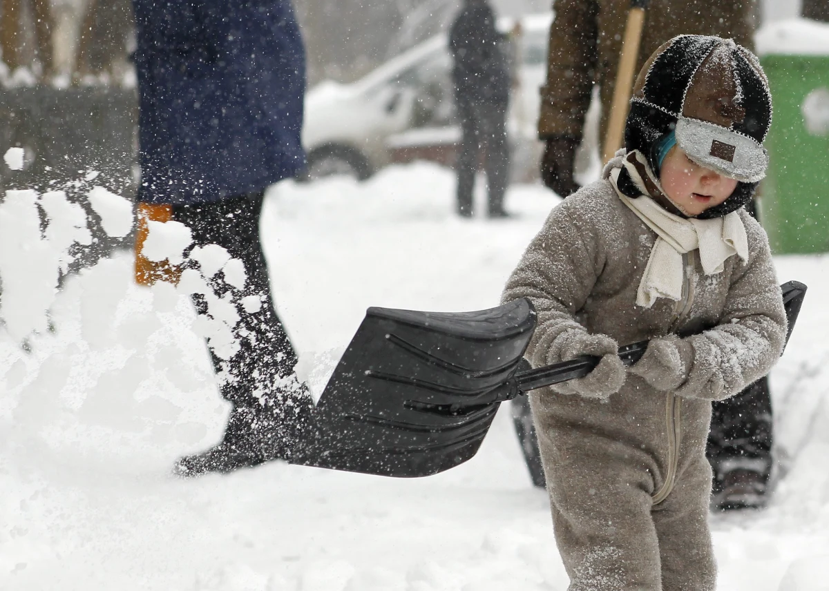 Utrzymujące się znaczne opady śniegu poważnie zdezorganizowały w Rumunii transport drogowy i kolejowy. Na wschodzie i południu kraju – także w stolicy, w Bukareszcie - zamknięto szkoły. 
