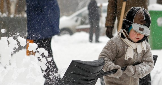 Utrzymujące się znaczne opady śniegu poważnie zdezorganizowały w Rumunii transport drogowy i kolejowy. Na wschodzie i południu kraju – także w stolicy, w Bukareszcie - zamknięto szkoły. 