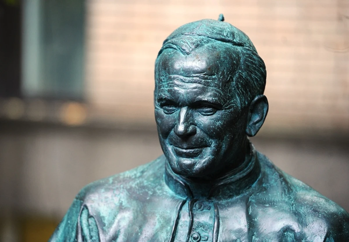 Z kościoła w Abruzji we Włoszech skradziono relikwię z kroplą krwi Jana Pawła II. Jak podaje sieć NBC NEWS, cennej fiolki szukają teraz dziesiątki policjantów z psami tropiącymi. 