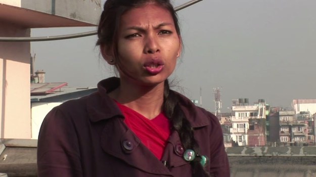 W Nepalu wciąż kwitnie oburzający proceder sprzedawania młodych dziewcząt zamożnym ludziom, którzy potrzebują „niewolnic domowych”. Co gorsze, transakcji tych bardzo często dokonują rodzice dziewcząt.


Manjita miała zaledwie 9 lat, kiedy jej własny ojciec oddał ją za pieniądze pewnemu małżeństwu. Przez trzy lata dziewczyna pracowała po 19 godzin na dobę! Dziś Manjita o tamtych czasach mówi krótko: „Żyłam jak zwierzę”.