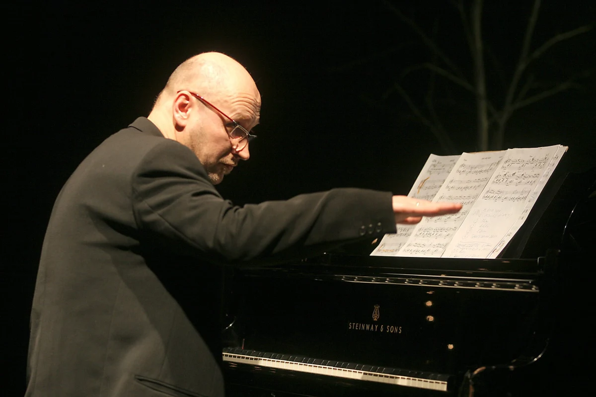 "Jest to muzyk szalony" - mówi o laureacie Grammy Włodku Pawliku szef "Jazz Forum" Paweł Brodowski. "To co robi, robi bardzo poważnie, ale jednocześnie jest w tym też poczucie humoru, że to przecież tylko sztuka" - dodaje. "Grammy dla muzyka, to jak Oscar dla filmowca" - podkreśla. "To jest niebywałe wydarzenie (...) do tego stało się to w Ameryce, kolebce jazzu" - dodaje Brodowski, który kiedyś grał m.in. z Czesławem Niemenem i "Akwarelami".