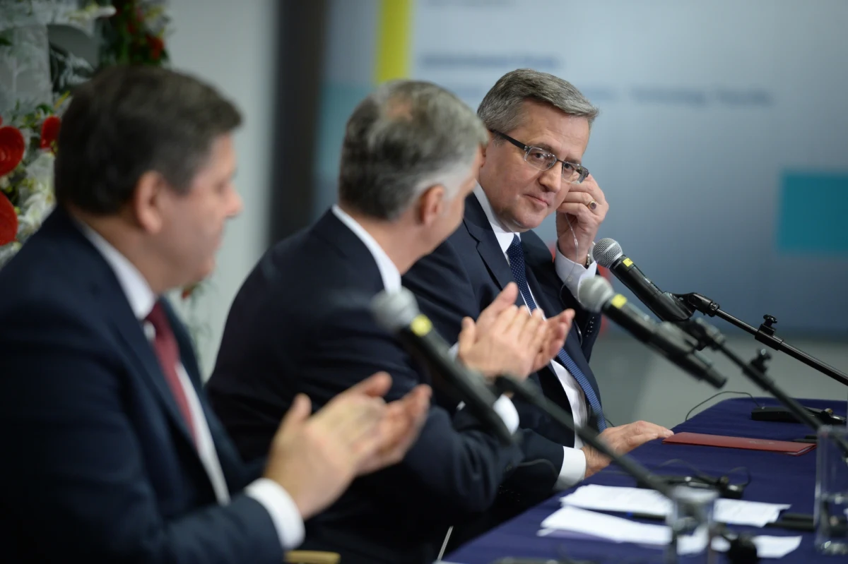 Prezydent Bronisław Komorowski nie ma zamiaru się spieszyć z zaskarżaniem zmian w Otwartych Funduszach Emerytalnych do Trybunału Konstytucyjnego. Najwcześniej zrobi to za kilka tygodni - usłyszeli w Pałacu Prezydenckim dziennikarze RMF FM. 