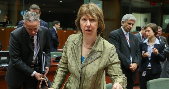 Szefowa dyplomacji UE Catherine Ashton ostrzegła władze Ukrainy przed wprowadzeniem w kraju stanu wyjątkowego. Poinformowała, że uda się do Kijowa już we wtorek wieczorem, o dwa dni wcześniej, niż planowała. 