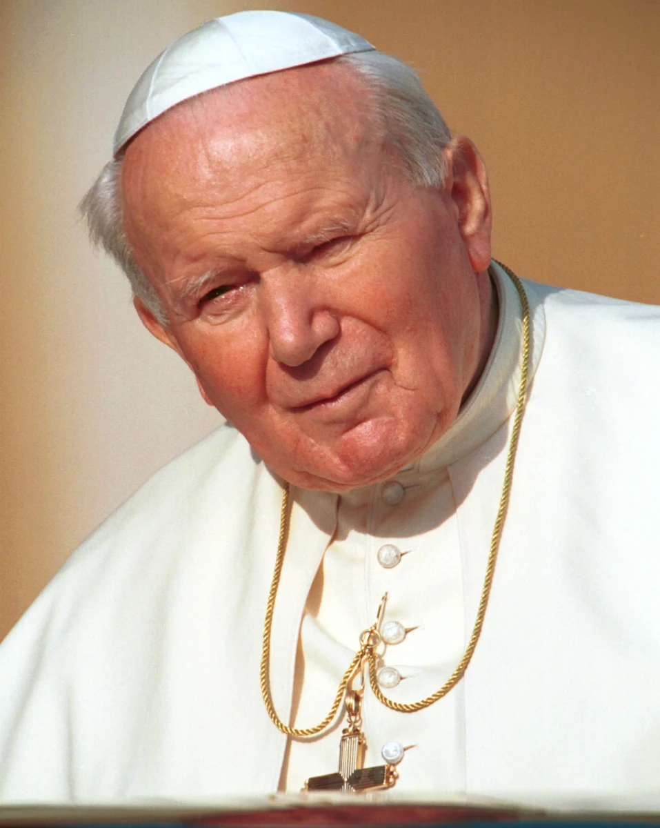 "Apeluję do sprawców tego godnego potępienia czynu, aby otworzyli się na światło Ewangelii i jak najszybciej zwrócili kościołowi z L'Aquili relikwie naszego patrona, który wkrótce zostanie wyniesiony do chwały ołtarzy" - napisał po kradzieży relikwiarza z krwią Jana Pawła II arcybiskup L'Aquili Giuseppe Petrocchi. Hierarcha zaapelował też do wiernych o modlitwę w intencji odnalezienia relikwii. 