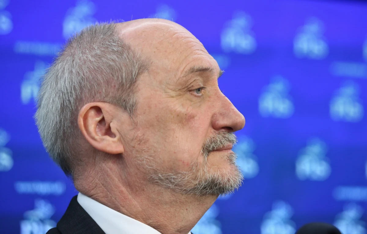 "Gazeta Wyborcza" ujawnia poufny audyt stanu wojskowych specsłużb z 2007 roku, przygotowany pod okiem ówczesnego koordynatora ds. służb Zbigniewa Wassermanna. Dokument, który trafił do ówczesnego premiera Jarosława Kaczyńskiego, jest druzgocący dla Antoniego Macierewicza jako likwidatora WSI - pisze "GW". Zdołał on bowiem skutecznie rozwiązać WSI, ale już zorganizować na nowo służb nie był w stanie. 