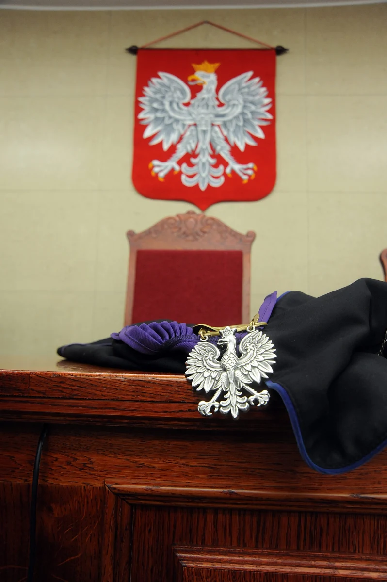 Postępowania wobec sędziów, którzy popadają w konflikt z prawem, mają być skuteczniejsze, a sądy surowsze. Sprawy nie przedawnią się tak szybko jak dziś - pisze "Rzeczpospolita".