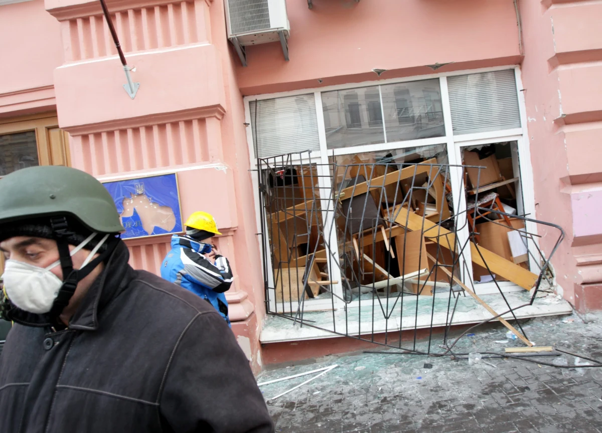 Przekazany przez demonstrantów władzom gmach ministerstwa sprawiedliwości Ukrainy był w nocy pilnowany przez cywilów podających się za milicjantów. Twierdzili, że dostali zgłoszenie o podłożeniu bomby. Według demonstrantów to kłamstwo.