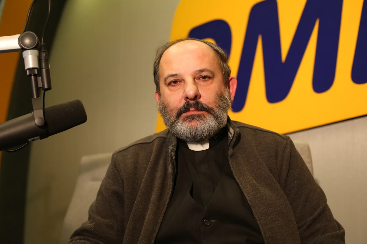 „To pseudorewolucja. Na Majdanie mają głos bojówki nacjonalistyczne. To nieprawdopodobna agresja z obu stron. Protestujący robią wszystko, żeby prowokować. To już anarchia. Liderzy Majdanu nad tym nie panują i wkrótce mogą dojść do sytuacji, kiedy Majdan obróci się przeciwko nim. Majdan zapoczątkuje piekło”- mówi Ks. Isakowicz-Zaleski w Kontrwywiadzie RMF FM. „Polscy politycy sławią na Majdanie zabójców z UPA, a przyjaźń z diabłem nie jest niemożliwa. Jarosław Kaczyński jadąc na Majdan popełnił tragiczny błąd. Nie ma chyba orientacji z sprawach ukraińskich. Ołeh Tiahnybok to genialnie wykorzystał” - tłumaczy.