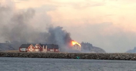 Potężny pożar wybuchł u wybrzeży Norwegii, w miejscowości Hasvag. Spłonęło ponad 100 budynków. Kolejne są zagrożone. Ogień przeniósł się na budynki mieszkalne z terenów leśnych. 