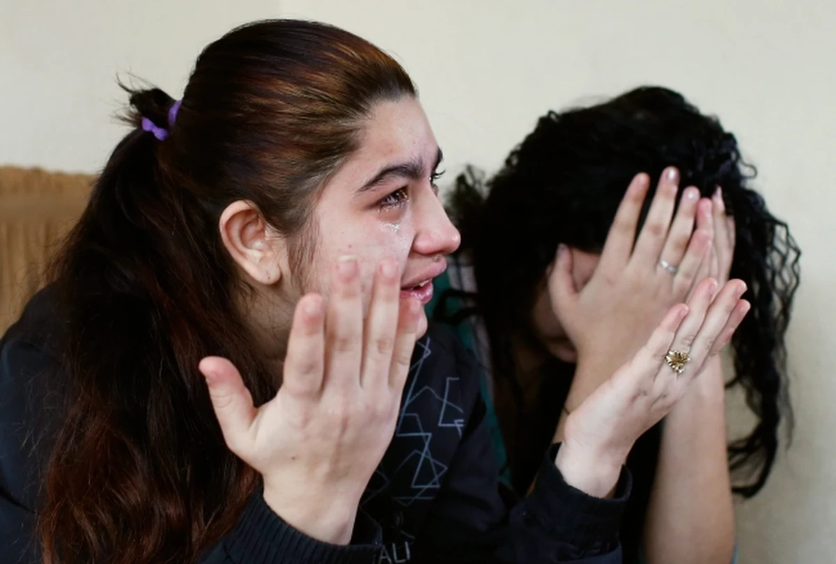 Prezydent Francois Hollande skompromitował się w najgłośniejszej aferze Romów wydalonych z Francji - twierdzi większość nadsekwańskich mediów. Wbrew opinii szefa państwa sąd w Besancon orzekł dzisiaj, że 15-letnia Romka, która została wydalona do Kosowa, nie ma prawa powrotu nad Sekwanę. Nastolatka grozi popełnieniem samobójstwa.