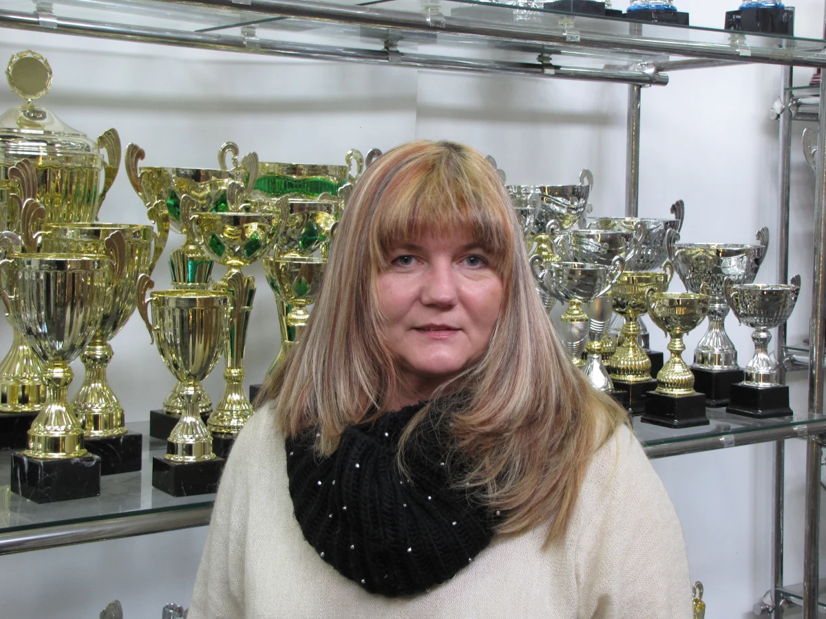 ​"Wydaje mi się, że to było wczoraj. I czasami myślę, że to sen" - tak Sandrine Kosnick, Francuzka z polskimi korzeniami, wspomina katastrofę hali MTK w Katowicach. Dziś mija dokładnie osiem lat od wypadku, w którym zginęło 65 osób, a ponad sto zostało rannych.