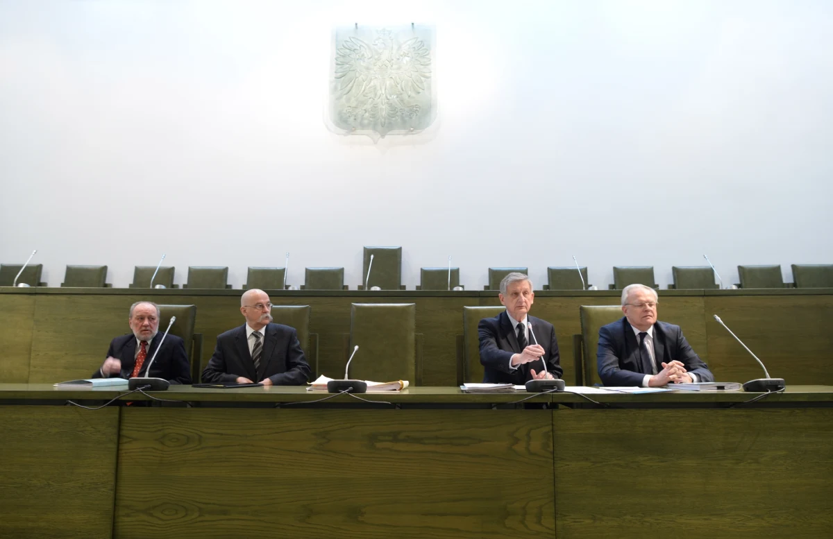 Wiceminister sprawiedliwości nie ma prawa, w zastępstwie ministra, podpisywać decyzji o przenoszeniu sędziów sądów rejonowych. Wydane wyroki zostają jednak w mocy. To orzeczenie Sądu Najwyższego w sprawie tak zwanej reformy Gowina. Wniosek w tej sprawie skierował do SN Marek Biernacki, który zastąpił na stanowisku Jarosława Gowina. 