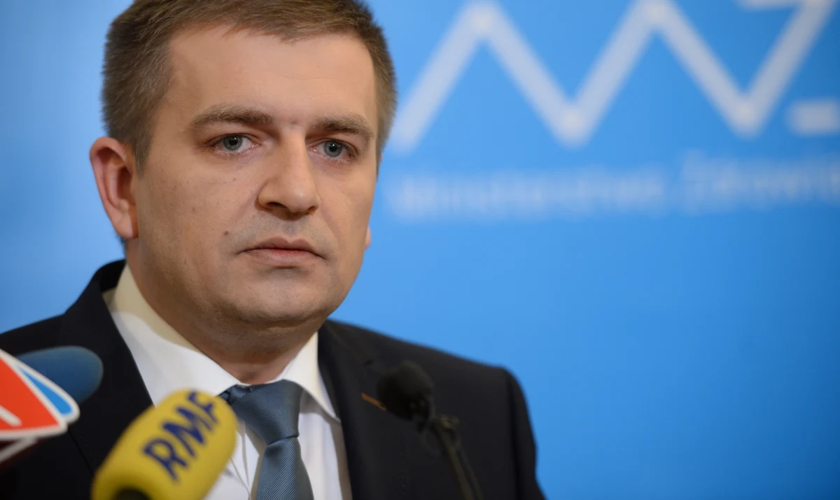 "Będą kontrole wszystkich oddziałów ginekologiczno-położniczych w Polsce" - zapowiedział minister zdrowia Bartosz Arłukowicz. Wcześniej przedstawił wstępny raport w sprawie bliźniąt, które zmarły w szpitalu we Włocławku kilka godzin przed planowanym cesarskim cięciem. "Doszło do nieprawidłowości m.in. w przeprowadzaniu ich badań ktg" - podkreślił minister. Zapowiedział, że sprawa zostanie skierowana do prokuratury.