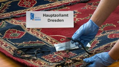 Ukryli heroinę w perskich dywanach