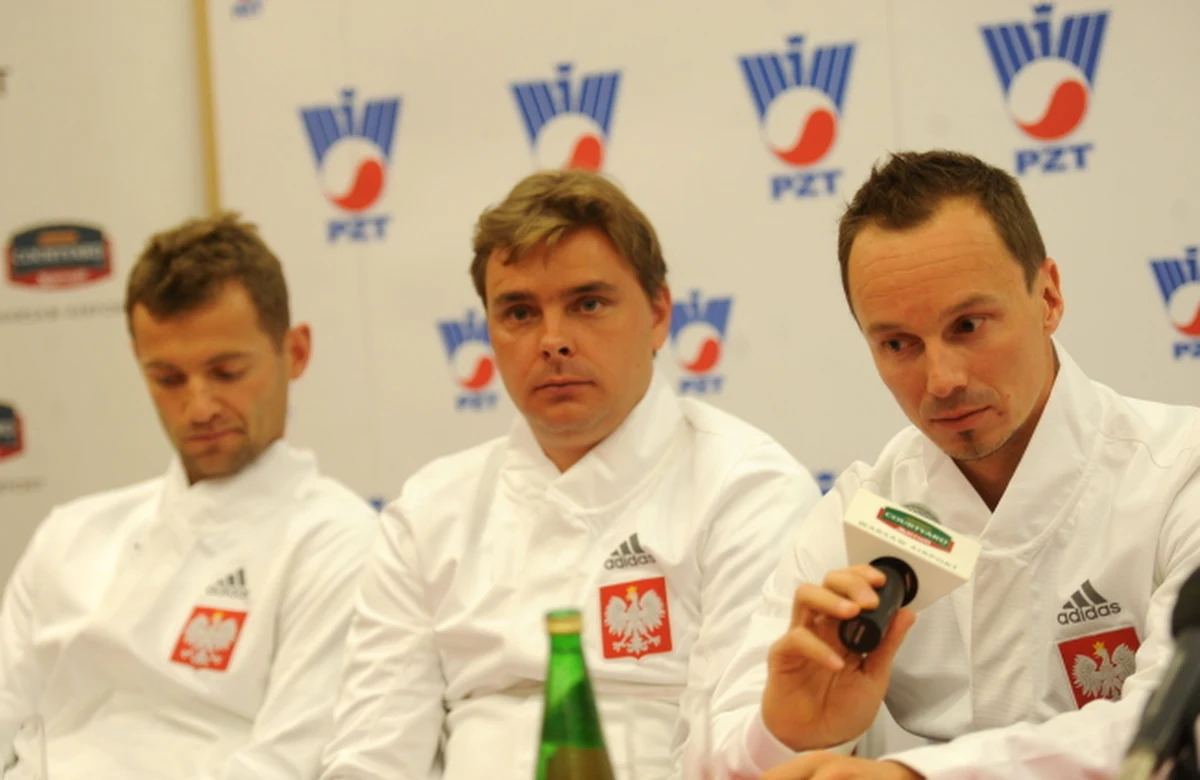 Polscy tenisiści jeszcze niedawno zmagali się z rekordowymi upałami w Melbourne, a teraz przygotowują się do meczu Pucharu Davisa w Moskwie, gdzie temperatura wynosi nawet -20 stopni Celsjusza. "Taka zmiana nie jest dla nas problemem" - zapewnił Mariusz Fyrstenberg.