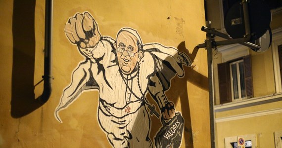 Papież Franciszek w pozie lecącego Supermana - taki mural pojawił się na ulicy koło Watykanu. Zdjęcie tego wyjątkowo zabawnego malowidła ściennego zamieszczono na jednym z watykańskich profili na Twitterze, co należy uznać za wyraz uznania dla tej inicjatywy. 
