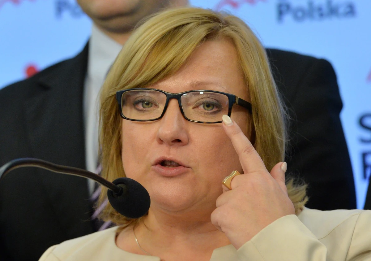 "Podstawa całej ideologii gender wchodzi tylnymi drzwiami do przedszkoli po to, aby w dzieciach wyrobić tolerancję na tego typu zachowania, które nie powinny być normą. (…) Tutaj idzie o to, aby w taki sposób zaburzyć nasze społeczeństwo; podważyć jego tożsamość, a przede wszystkim uderzyć w polską rodzinę. Czyli wpaść w drugi stereotyp, że można tolerować takie zachowanie, które nie jest normą. Na to nie ma zgody" - powiedziała w TVP Info Beata Kempa z Solidarnej Polski, szefowa parlamentarnego zespołu "Stop ideologii gender". 